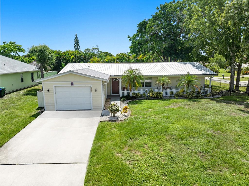 Photo of 573 Alamanda Avenue, Sebastian, FL 32958 (MLS # R11124974)