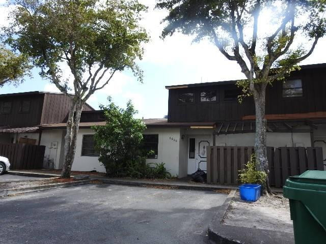 WOODSCAPE TOWNHOMES - Residential