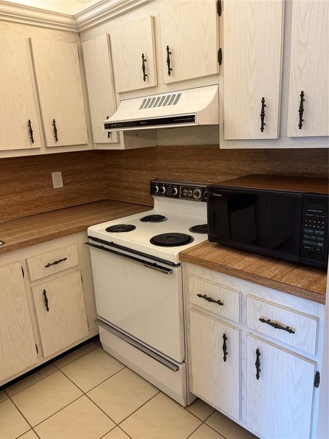 Tiny photo for 21 Jacaranda Drive #121, Plantation, FL 33324 (MLS # F10545771)
