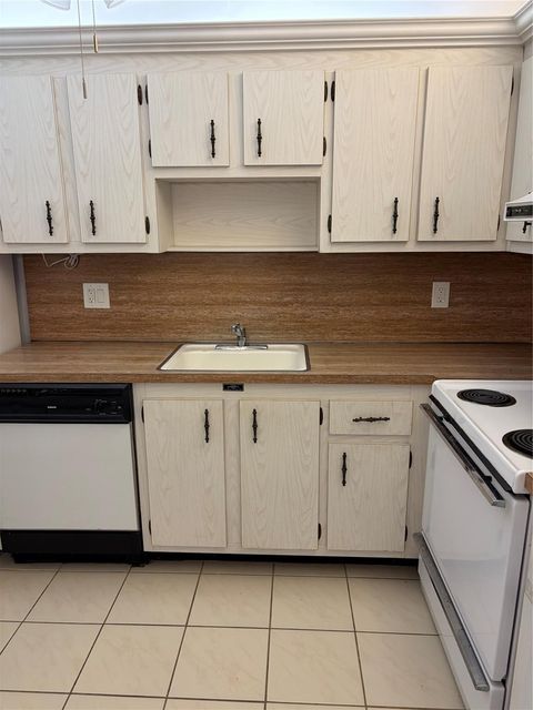 Tiny photo for 21 Jacaranda Drive #121, Plantation, FL 33324 (MLS # F10545771)