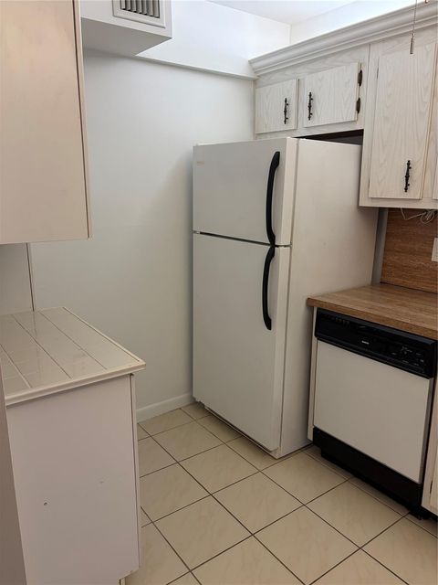 Tiny photo for 21 Jacaranda Drive #121, Plantation, FL 33324 (MLS # F10545771)