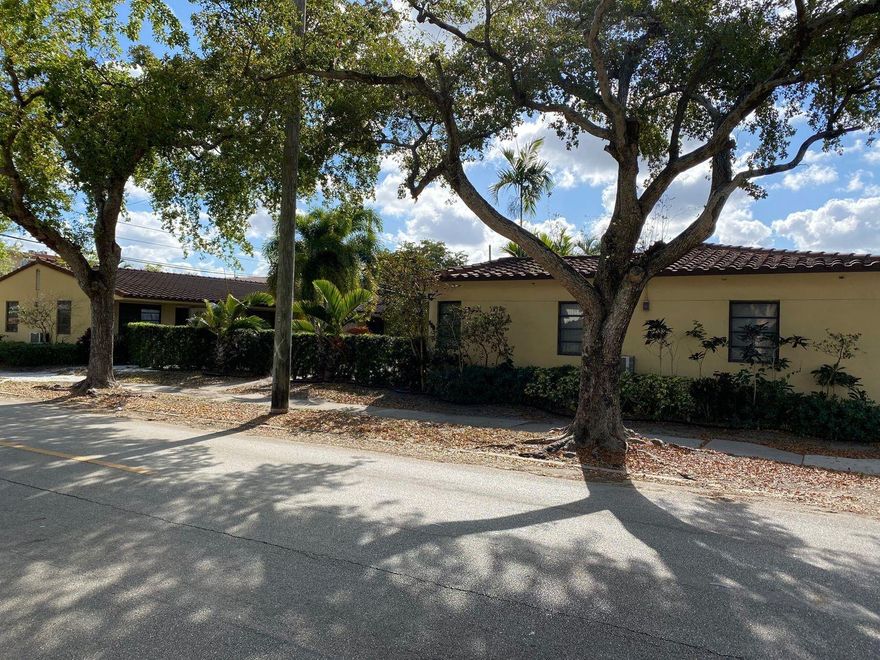 Welcome to this lovely 1 bedroom, 1 bathroom apartment located in Hollywood, Florida 33020. This cozy and inviting apartment is perfect for those who want to experience the relaxed coastal lifestyle of one of South Florida's most charming cities. As you enter the apartment, you'll immediately notice the bright and airy atmosphere. The kitchen is fully equipped with a refrigerator and stove.