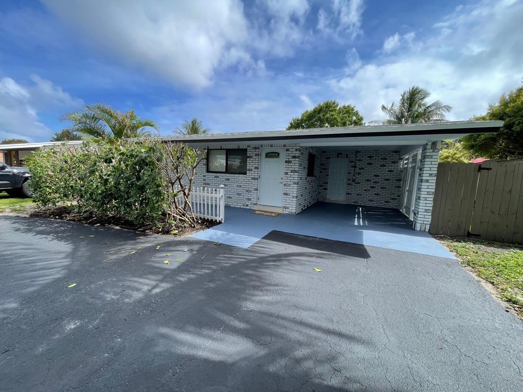 Photo of 770 NW 40th Street, Oakland Park, FL 33309 (MLS # B26009609)