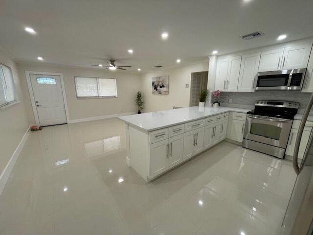 Photo of 770 NW 40th Street, Oakland Park, FL 33309 (MLS # B26009609)