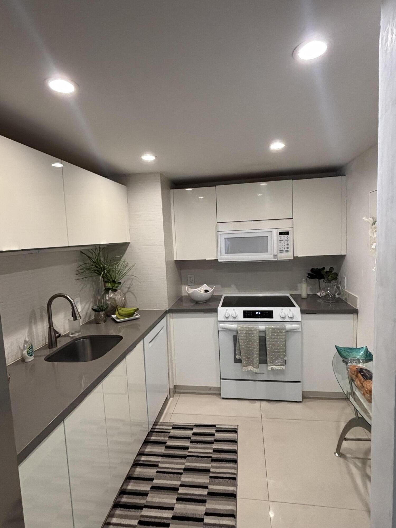 PALM BEACH HOUSE CONDO - Residential Lease