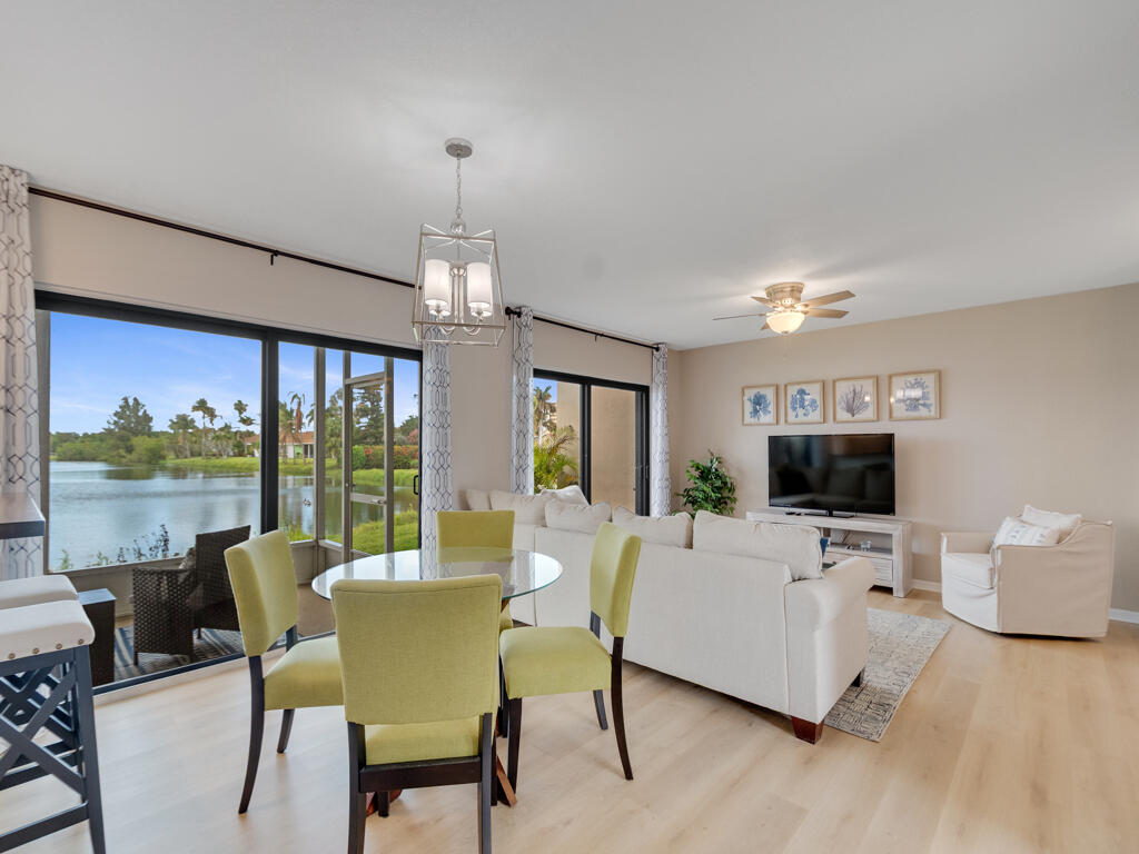 3206 S Lakeview Circle 1105