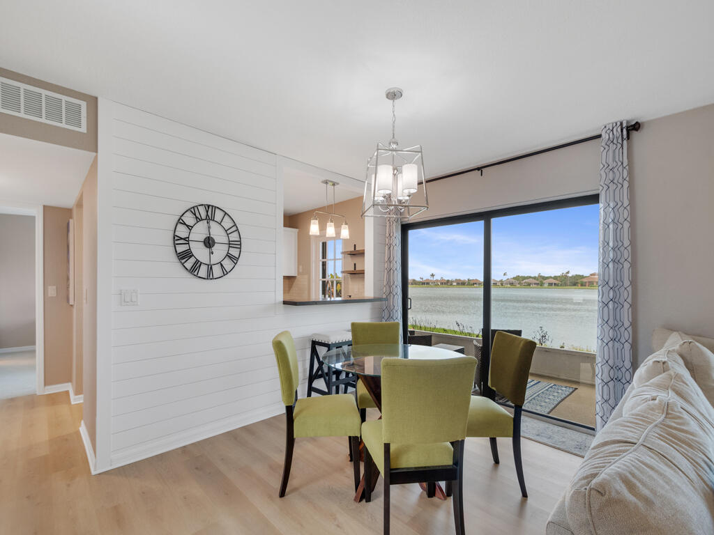 3206 S Lakeview Circle 1105