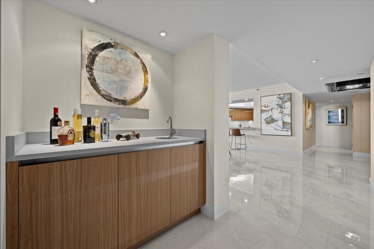 OLD PORT COVE LAKE POINT TOWER COND DECL - Residential