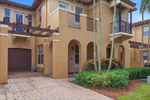8706 BLAZE CT, DAVIE, FL 33328 - Image 21e11edb8148fbfc5e1b662af18ea9be/4080834575