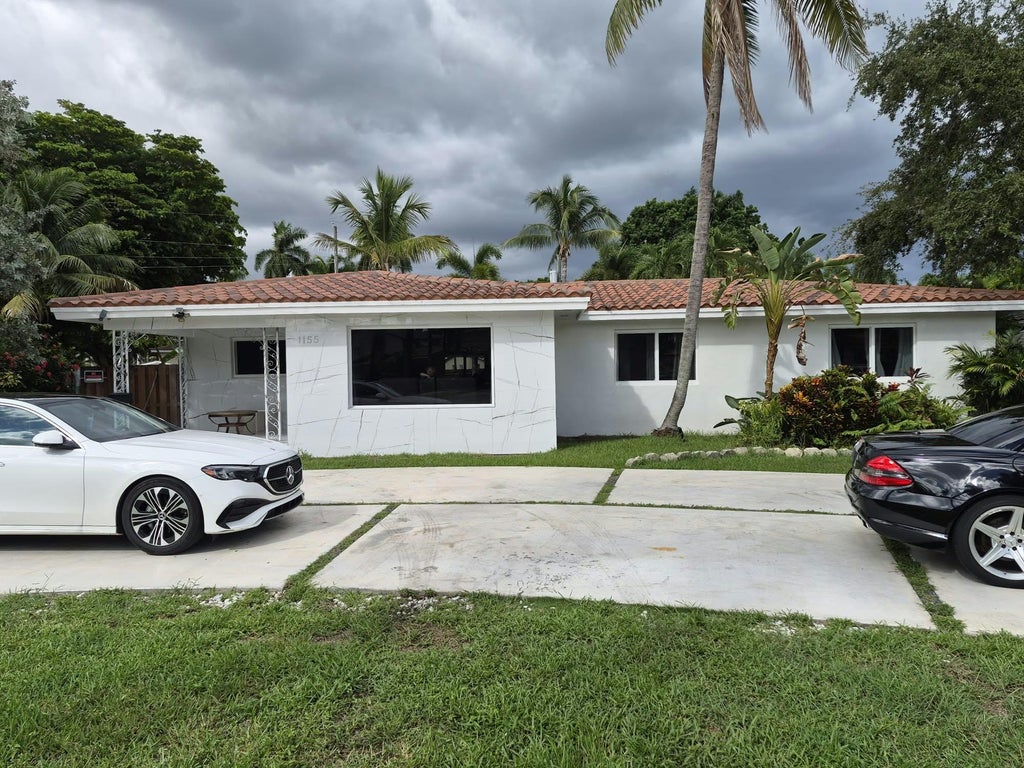 Photo of 1155 BUCHANAN Street, Hollywood, FL 33019 (MLS # B26082217)