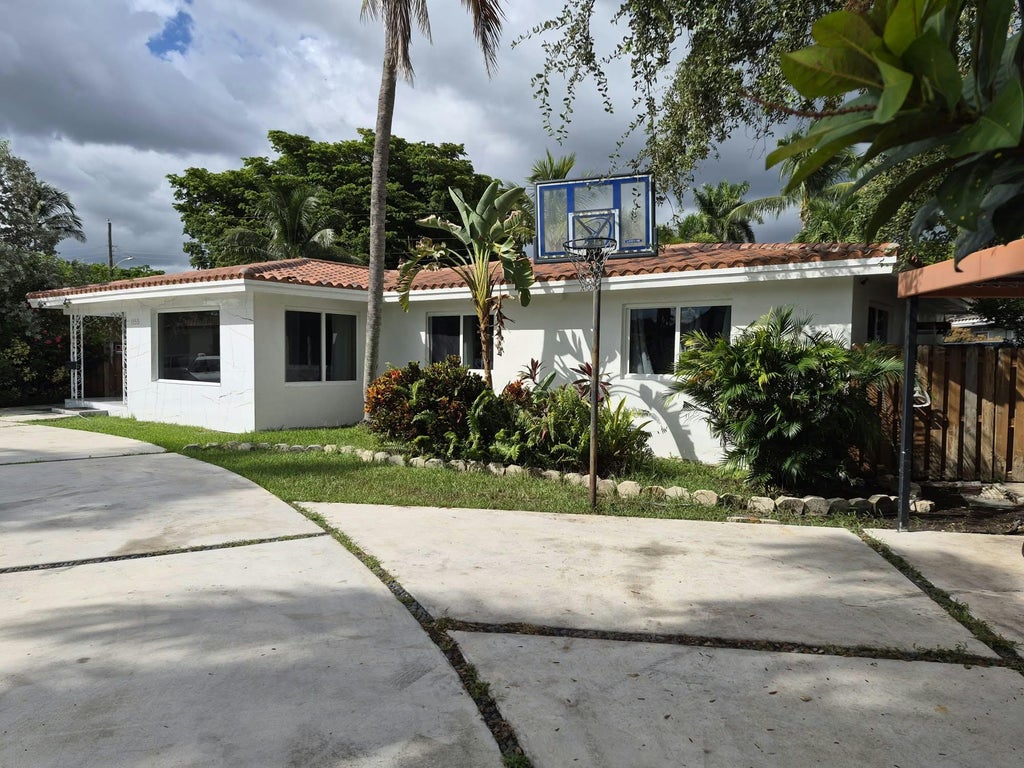 Photo of 1155 BUCHANAN Street, Hollywood, FL 33019 (MLS # B26082217)