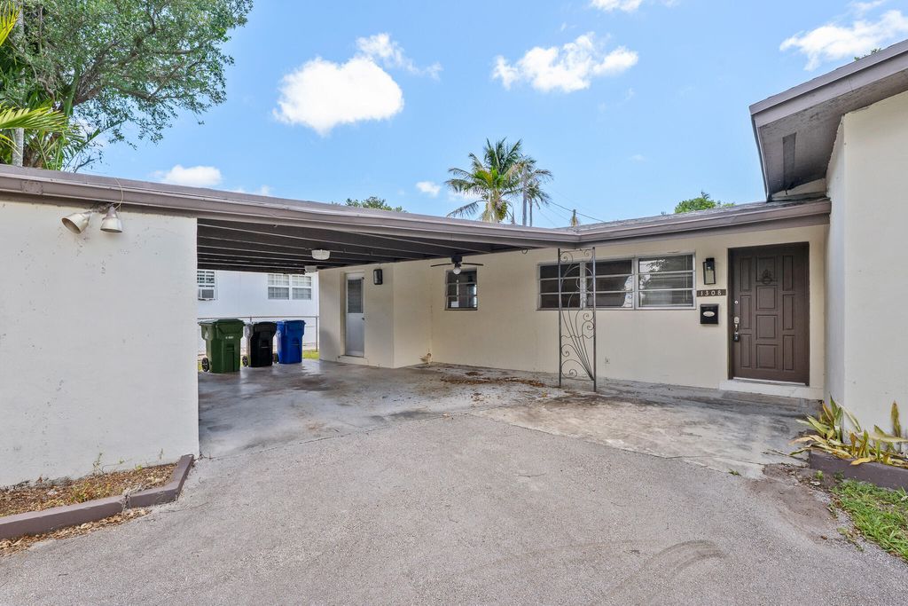 Photo of 1308 SW 9th Avenue, Fort Lauderdale, FL 33315 (MLS # B26025544)