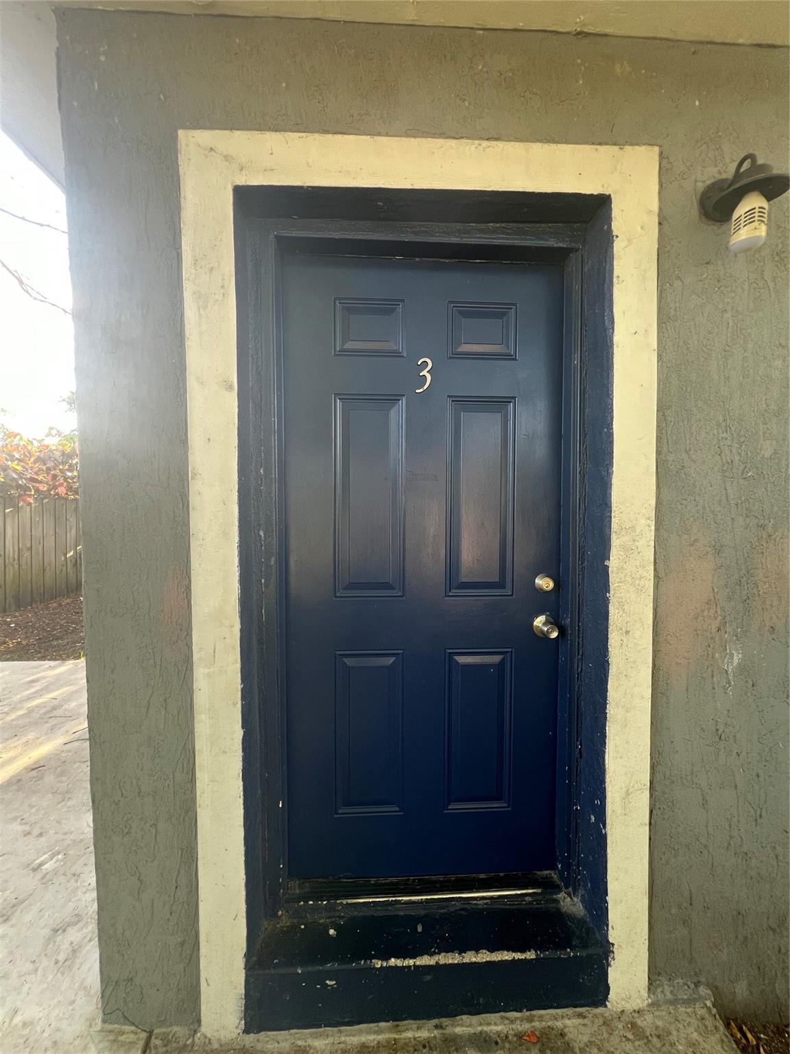 Cozy 2 bed/1 bath in the heart of Dania Beach, Nice, clean living area, room, and kitchen counter. Close to shopping centers, beaches, and casinos. *** Available for move-in immediately***