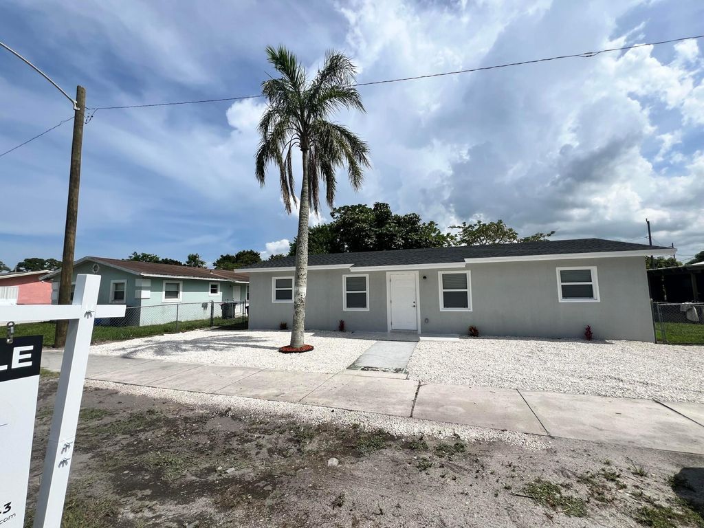 Photo of 2801 Avenue Q Avenue, Fort Pierce, FL 34947 (MLS # R11164909)