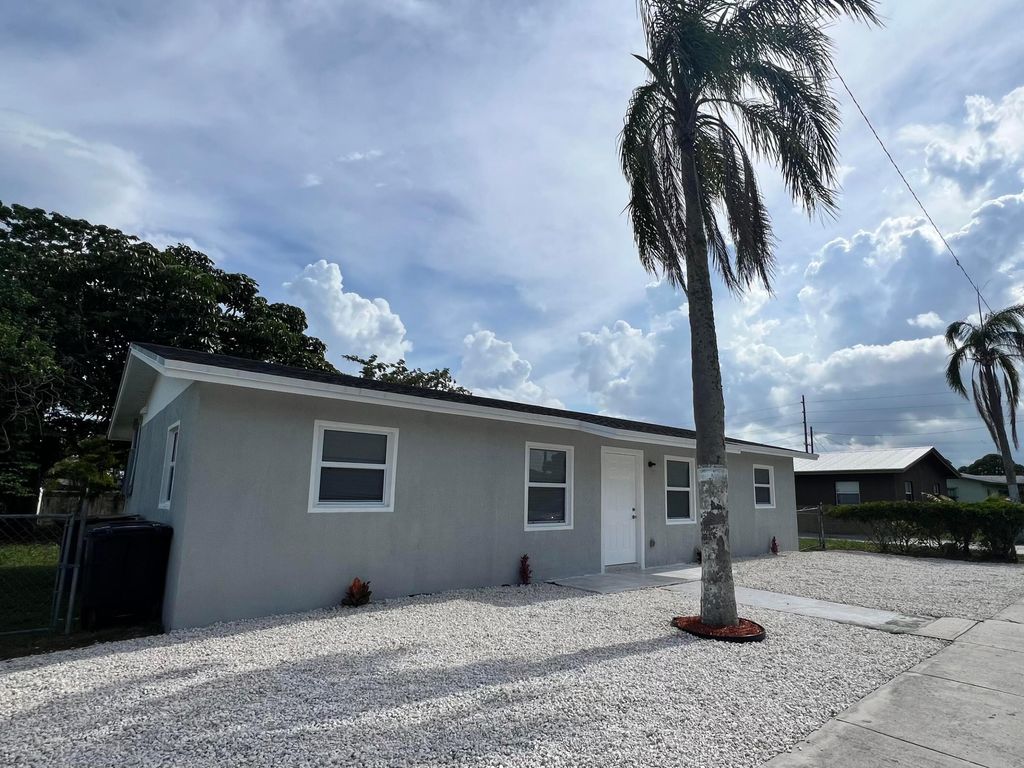 Photo of 2801 Avenue Q Avenue, Fort Pierce, FL 34947 (MLS # R11164909)