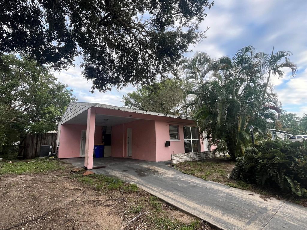 Photo of 1425 NE Waveland Avenue, Jensen Beach, FL 34957 (MLS # R10993097)