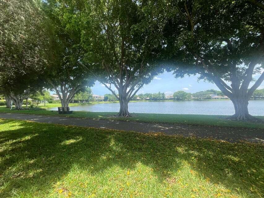 COUNTRY LAKE - Residential