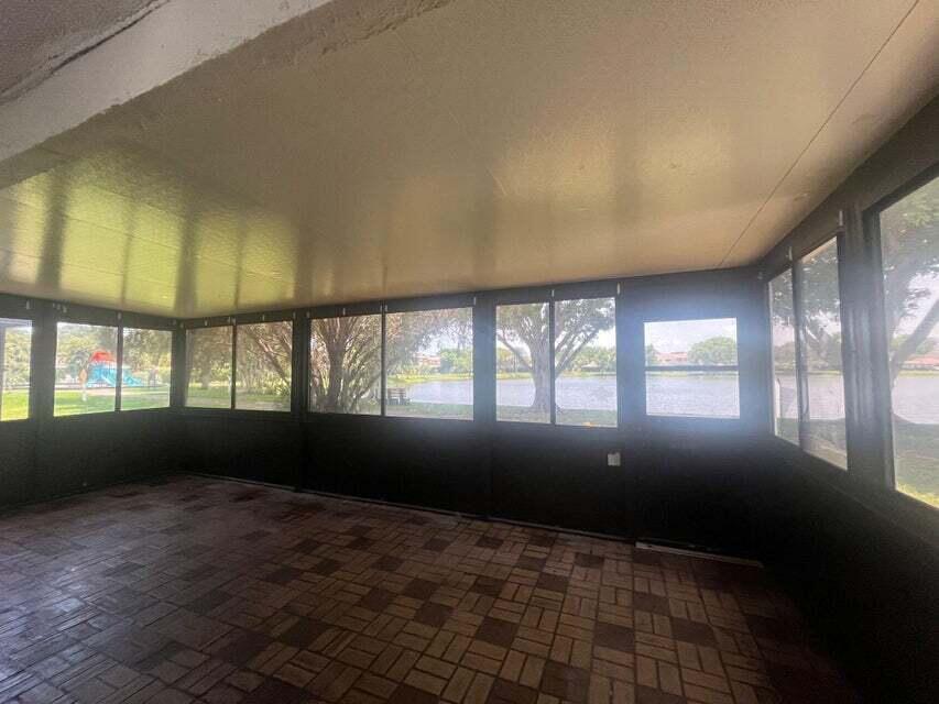 COUNTRY LAKE - Residential