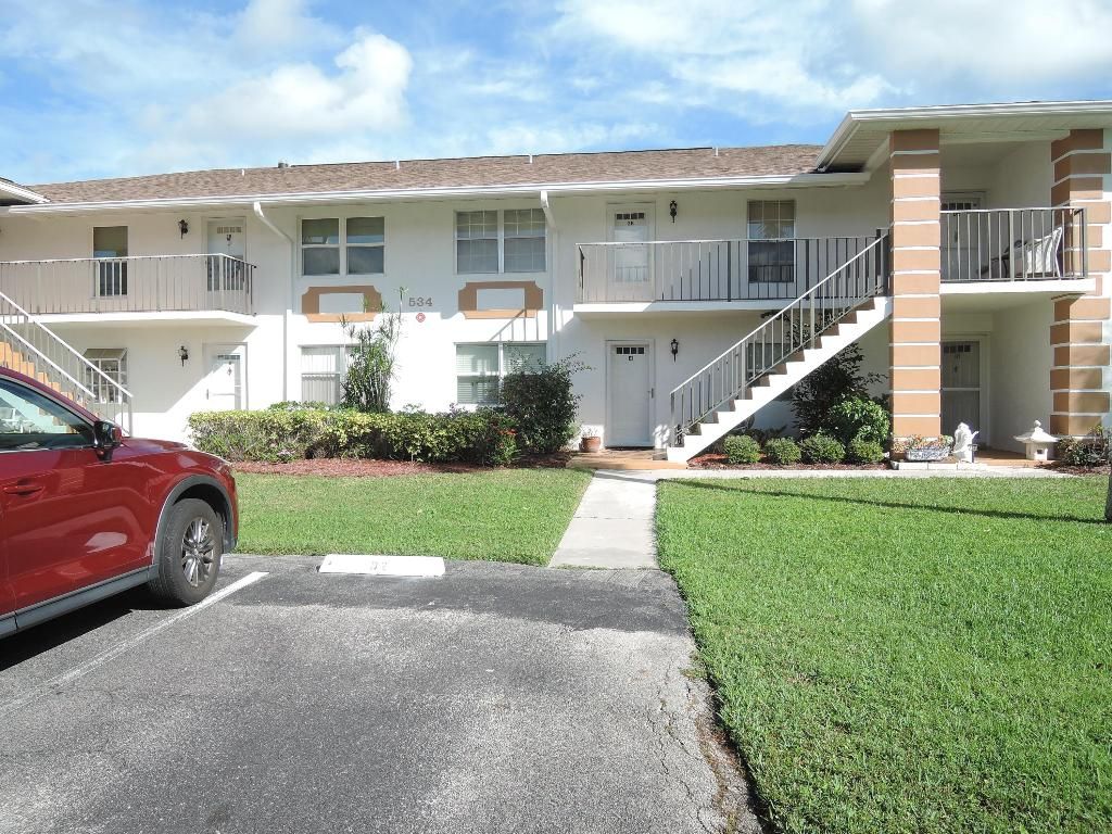 Photo of 534 S Lakes End Drive #Apt E1, Fort Pierce, FL 34982 (MLS # R10937127)