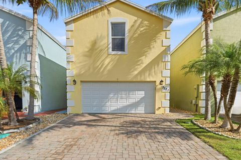 3221 Johns Place Palm Springs FL 33461