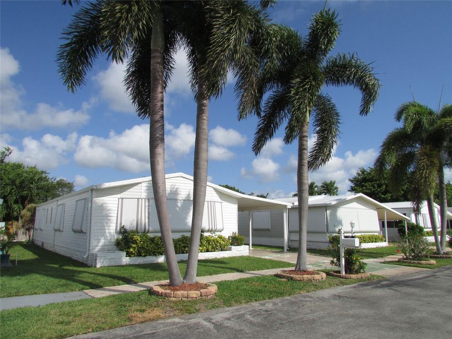 24X52 MANUFACTURED HOME LOCATED IN AN ADULT, GATED COMMUNITY. SPACIOUS FLOORPLAN OFFERING VAULTED CEILINGS, FLORIDA ROOM,  PLUS SCREENED PATIO, AND SNACK BAR IN KITCHEN.  ORIGINAL KITCHEN AND BATHS, THIS HOME IS READY FOR YOU TO MAKE YOUR OWN! CLUBHOUSE, TENNIS, PICKLEBALL, HEATED POOL, AND SOCIAL ACTIVITIES. SOLD PARTIALLY FURNISHED WITH EXCLUSIONS.  SMALL PET OK, NO LEASING 1ST 2 YEARS OF OWNERSHIP, MAXIMUM LEASE 2 YEARS.   CASH OFFERS ONLY.