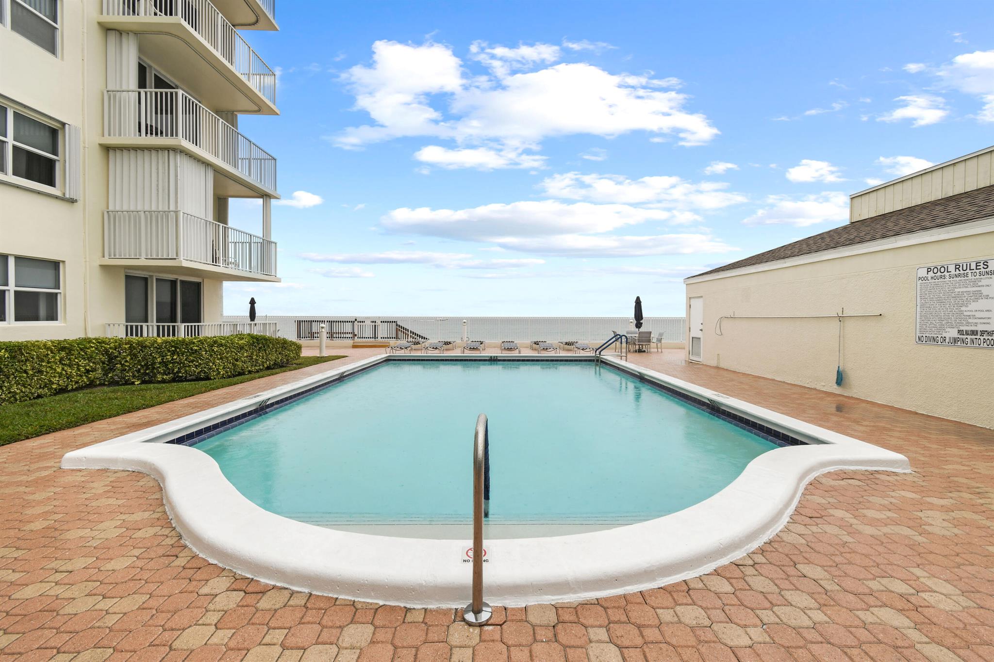 LE CHATEAU ROYAL CONDO - Residential