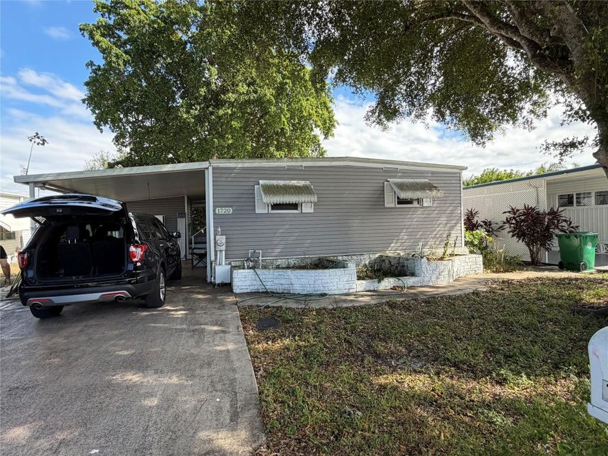 2 bed 2 bath mobile home in the heart of Davie. Laminate floors throughout, nice patio area, and backyard with golf course view