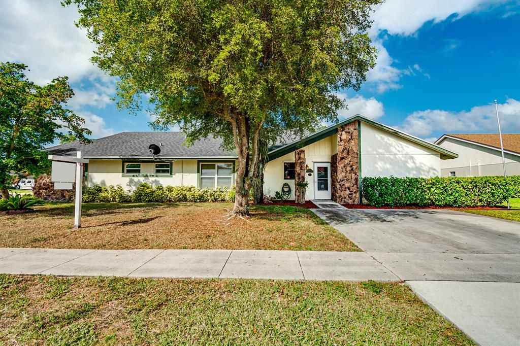 Photo of 865 Lantern Tree Lane, Wellington, FL 33414 (MLS # R10698592)
