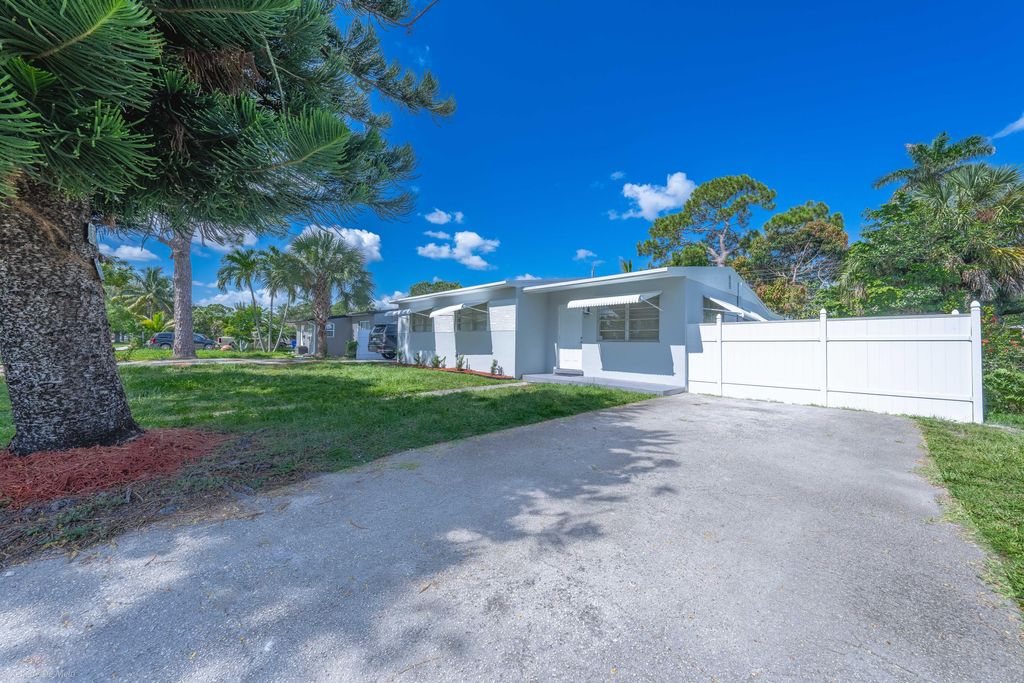 Photo of 417 SW 24th Avenue, Fort Lauderdale, FL 33312 (MLS # R11013649)