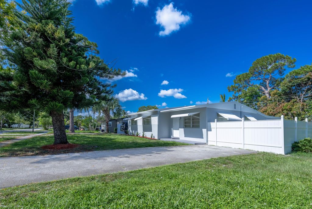 Photo of 417 SW 24th Avenue, Fort Lauderdale, FL 33312 (MLS # R11013649)