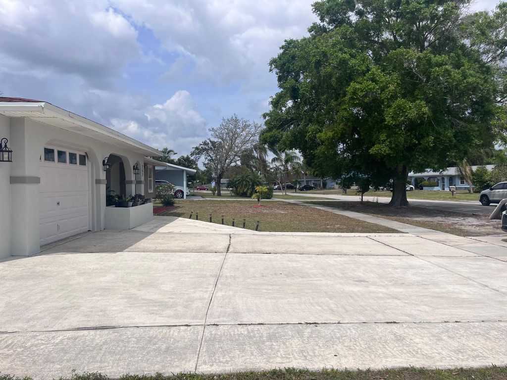 Photo of 262 NE Floresta Drive, Port Saint Lucie, FL 34983 (MLS # B26012821)