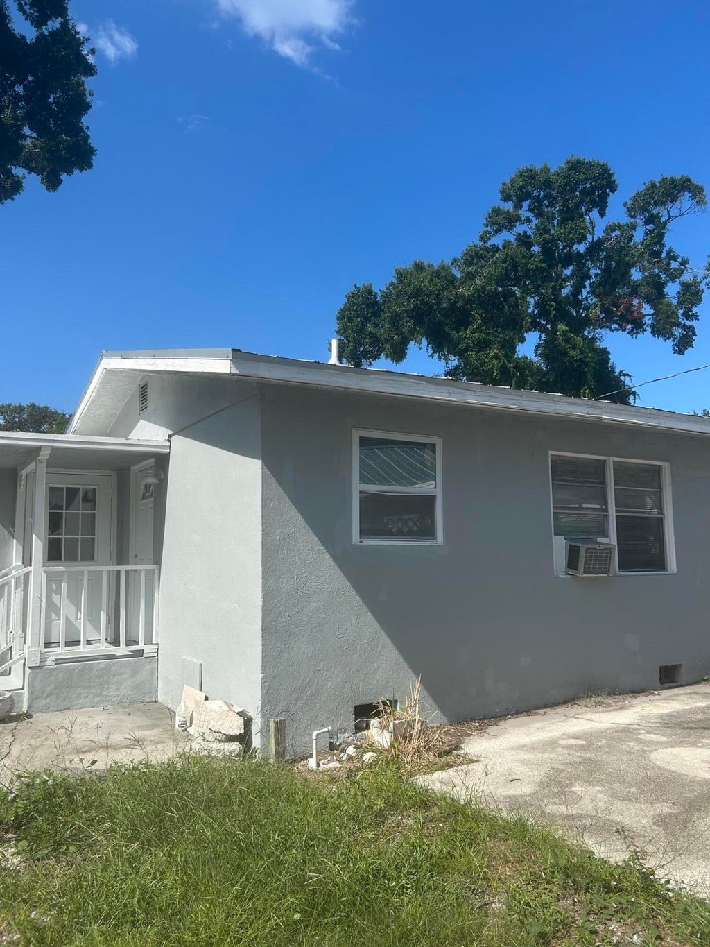 Photo of 940 19TH Street, Vero Beach, FL 32960 (MLS # B26068190)