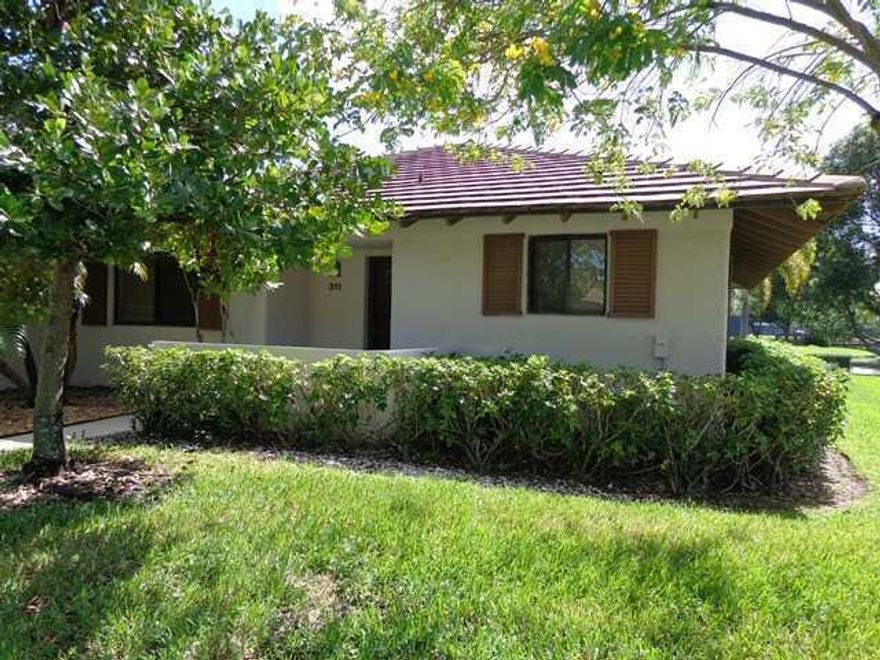 LIGHT & BRIGHT END UNIT VILLA W/WATER VIEWS, OPEN KITCHEN, TILE FLOORS THROUGHOUT, SPORTS MEMBERSHIP AVAIL/TENANT PAYS TRANSFER FEE. AVAILABLE NOV 1, 2026 - MAR 31, 2027. 3 MONTH MINIMUM.