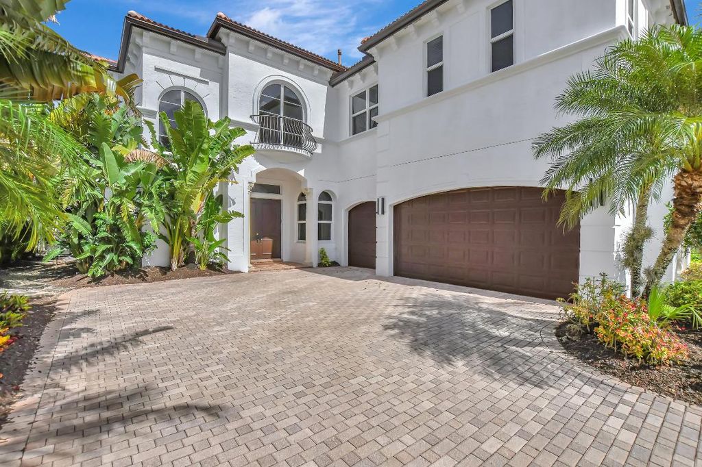 Photo of 6131 Via Venetia N, Delray Beach, FL 33484 (MLS # R11061263)