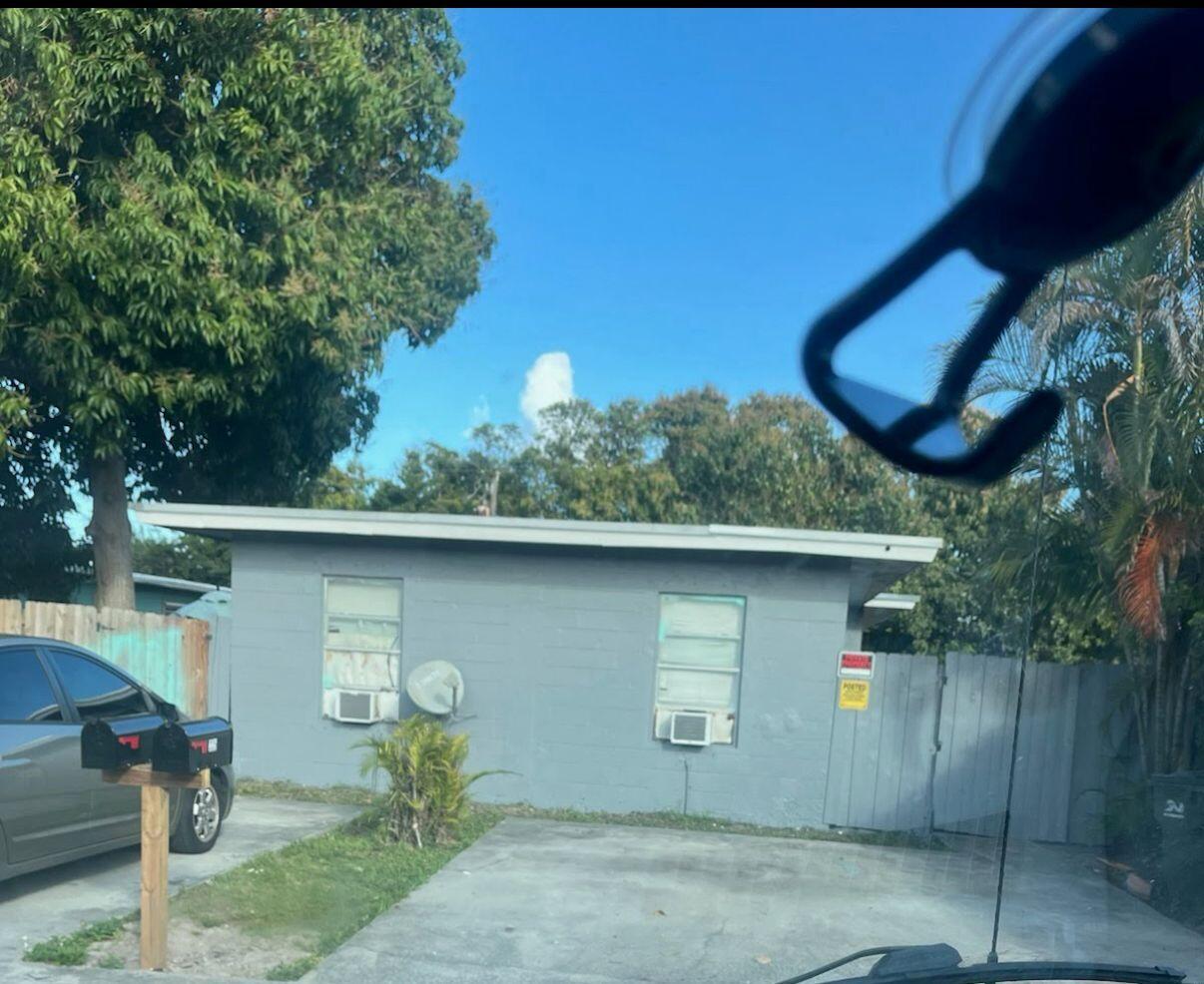 3 bedrooms 1 bathroom in prime location of Delray Beach. Large lot and spacious parking for new tenants. tile flooring,wood cabinet and granite . close to atlantic ave in Delray Beach.