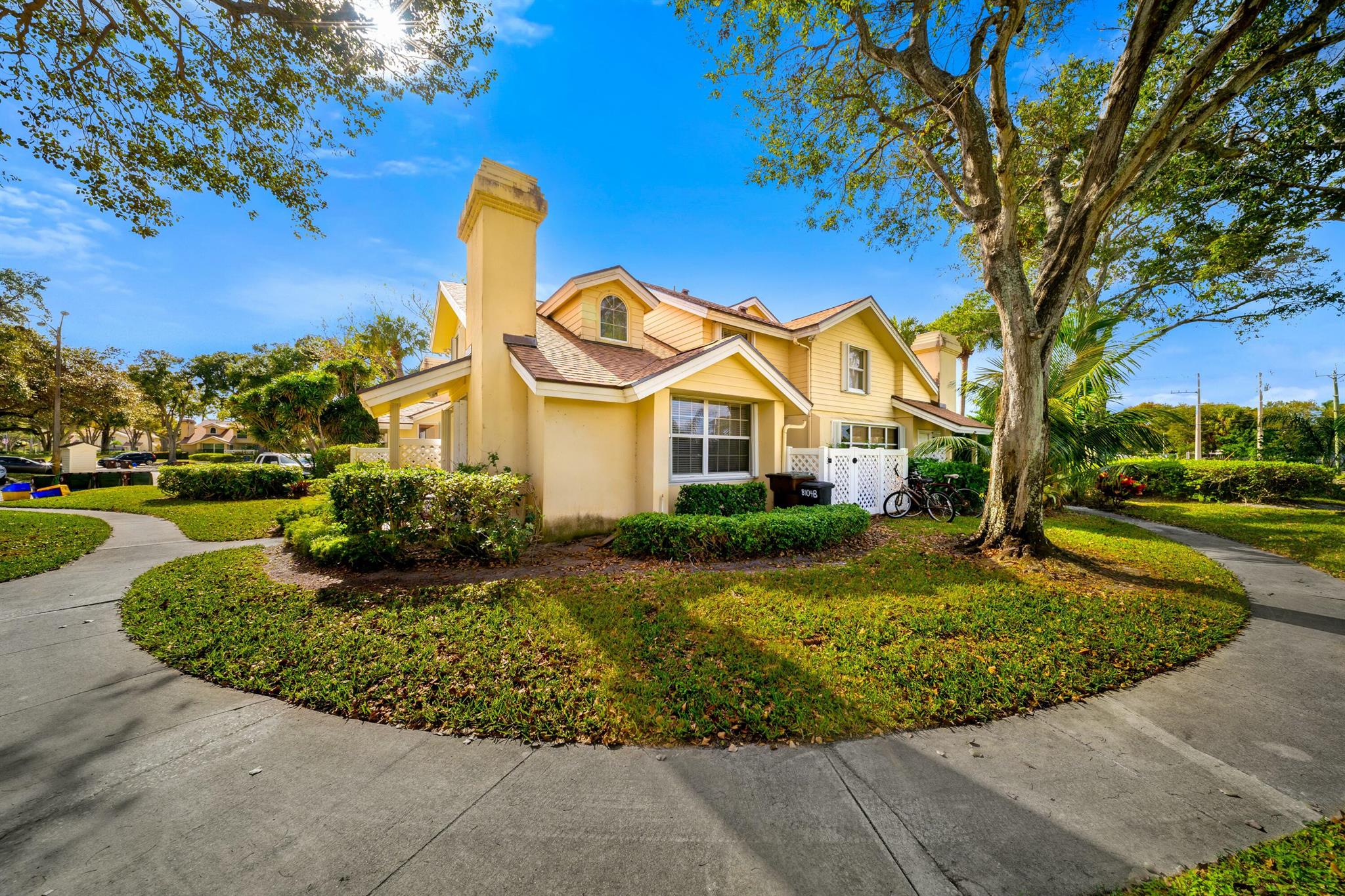 Come and take a look at this beautiful townhouse in Wellesley at Lake Clarke Shores. This 3 bedroom and 2 Bathroom, it has completely remodeled, totally upgraded kitchen, bathrooms, stairs, all tile in living room and bedrooms area. Community amenities included 24 hours manned security, pool, tennis and expansive green spaces. Convenient to I95, beaches, shopping centers and airport. Don't wait to schedule an appointment to take a look at this beauty.
