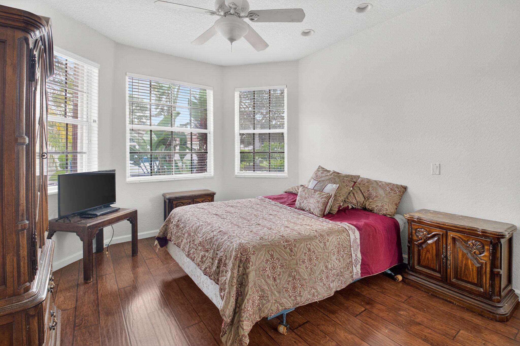 VALENCIA FALLS - Residential