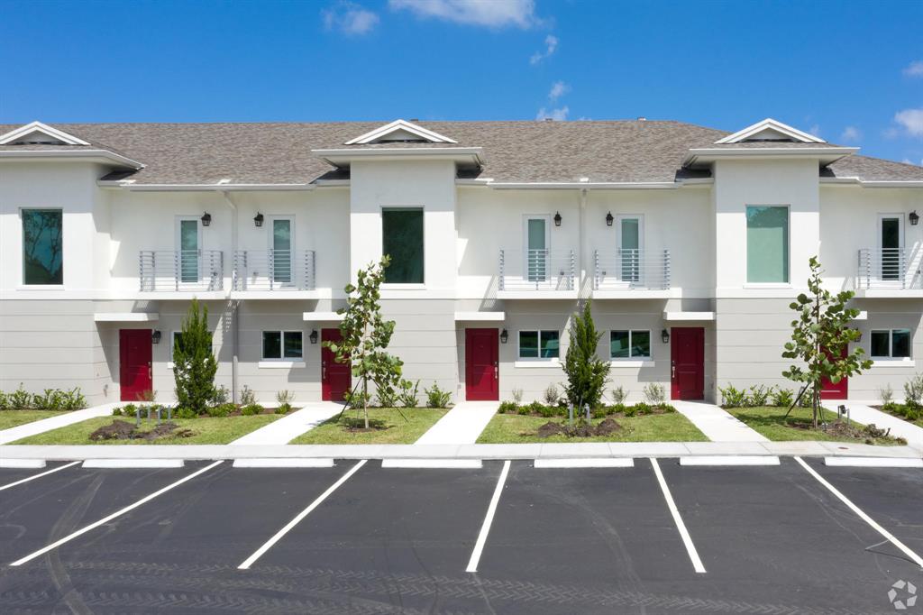 PALM BEACH FARMS CO 7 - Residential Lease