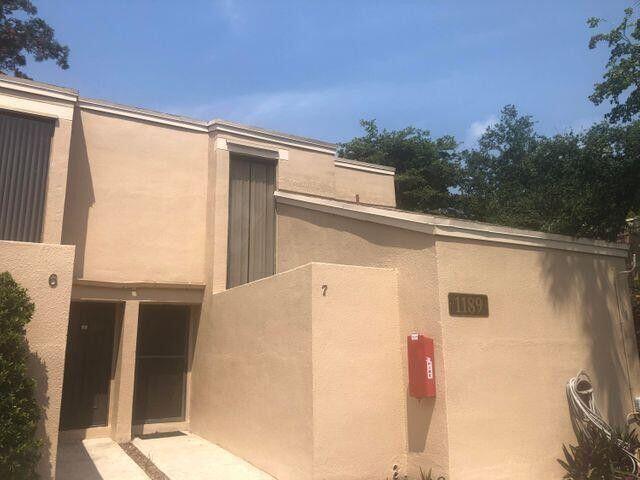 Beautiful corner end unit 3/2 townhome located in the heart of Boca Raton. Walking distance to FAU and Boca High School. Laminate wood flooring throughout home just installed. Freshly painted ceilings, walls and baseboards ., New appliances installed last year updated kitchen. Great neighborhood and close and convenient to just about everything in the area.