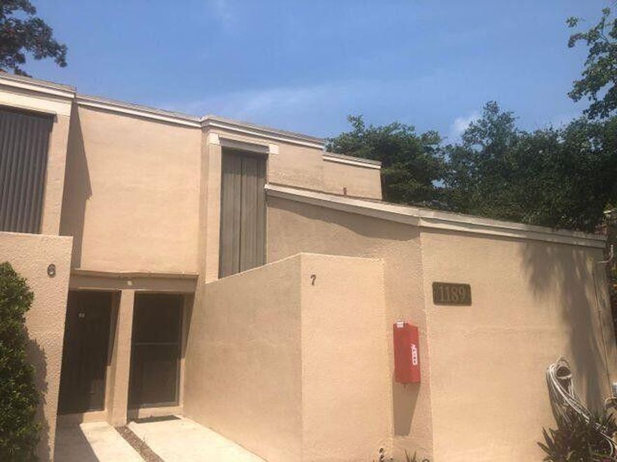 Beautiful corner end unit 3/2 townhome located in the heart of Boca Raton. Walking distance to FAU and Boca High School. Laminate wood flooring throughout home just installed. Freshly painted ceilings, walls and baseboards ., New appliances installed last year updated kitchen. Great neighborhood and close and convenient to just about everything in the area.