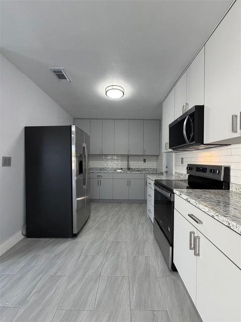 View photos, virtual tours, details... 1966 NE 177 North Miami Beach FL 33162