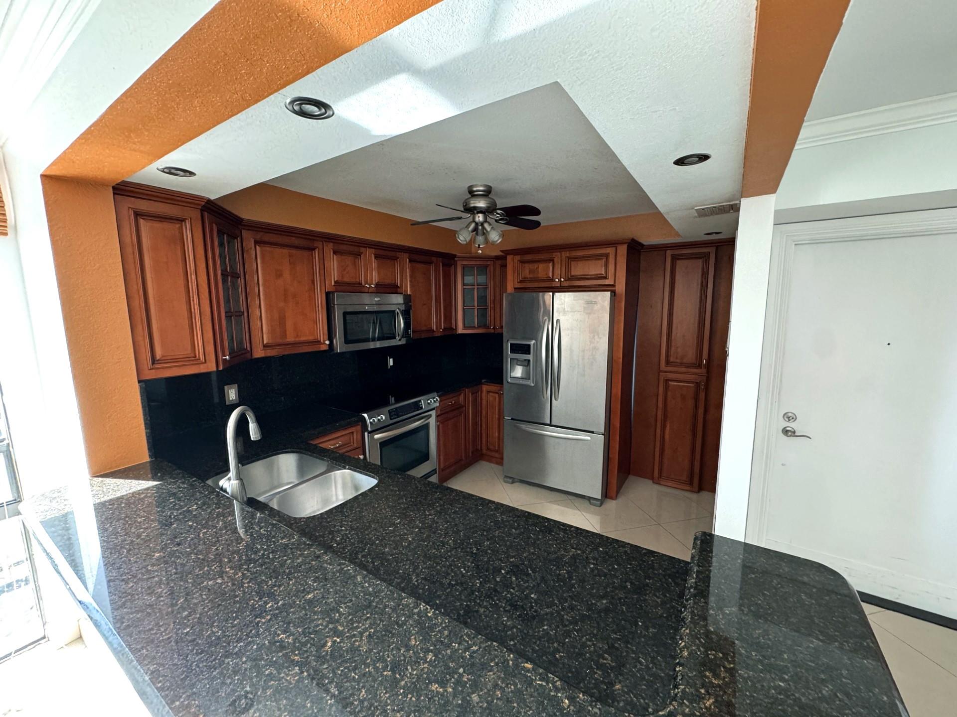4800 Bayview Dr 406