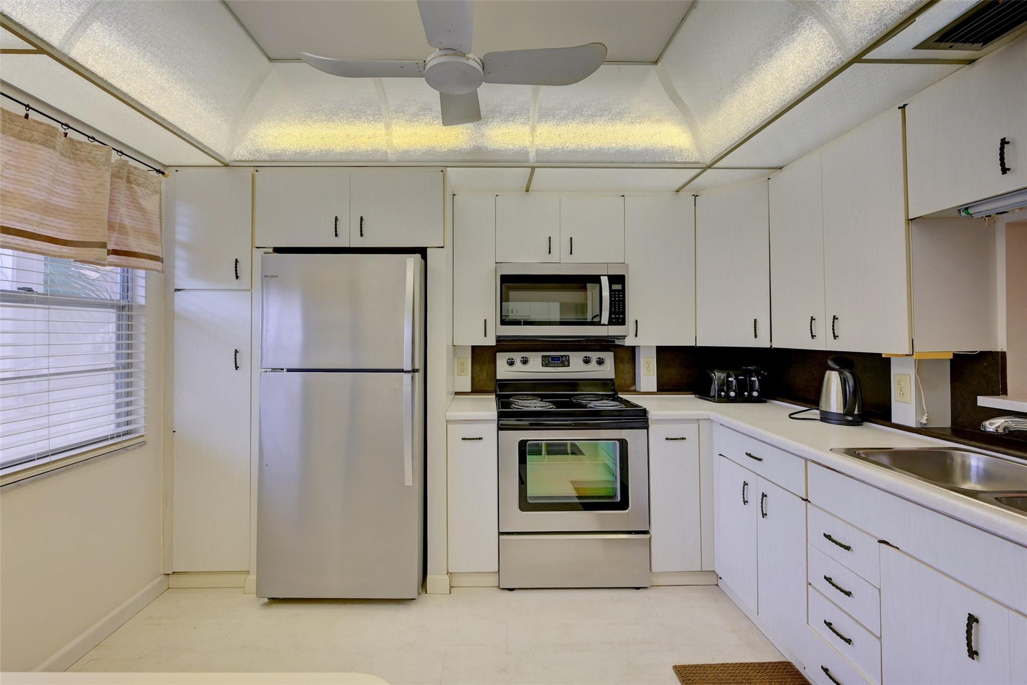 BEAUTIFUL 2BEDROOM/2BATH CONDO AVAILABLE UNFURNISHED FOR YEARLY RENT. COME SEE THIS BIG SPACIOUS CONDO IN MINT CONDITION OVERLOOKING THE POOL AND WALK IN DISTANCE TO THE MAIN GATE AND ACTIVITIES. ASSOC REQUIRES 1 OCCUP 55+