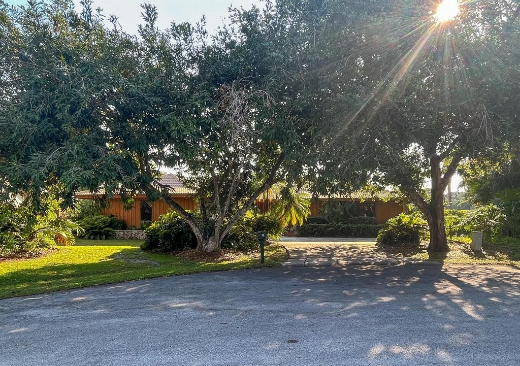 Photo of 13 Cambria Road E, Palm Beach Gardens, FL 33418 (MLS # R10808647)