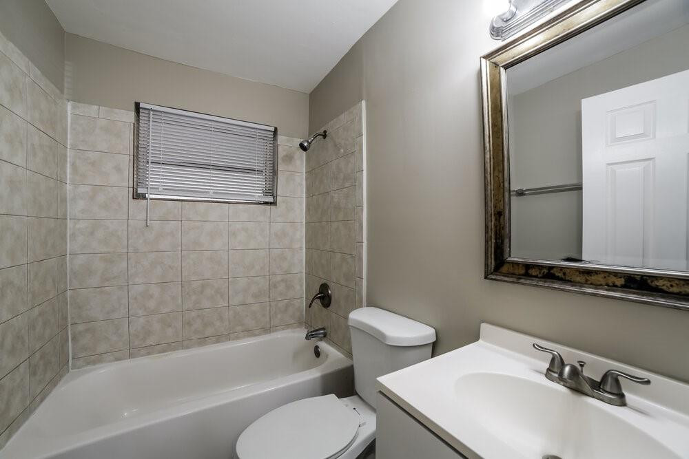 Royal Palms Park 49-8 B - Residential Lease