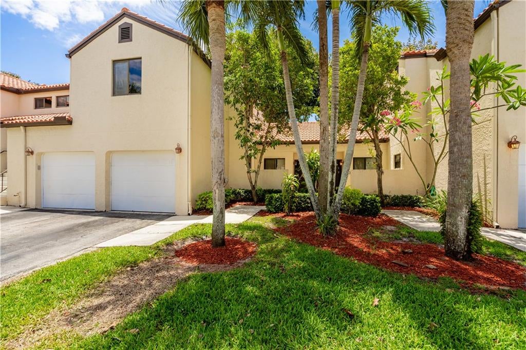 Photo of 15 Via De Casas Sur #102, Boynton Beach, FL 33426 (MLS # F10285309)