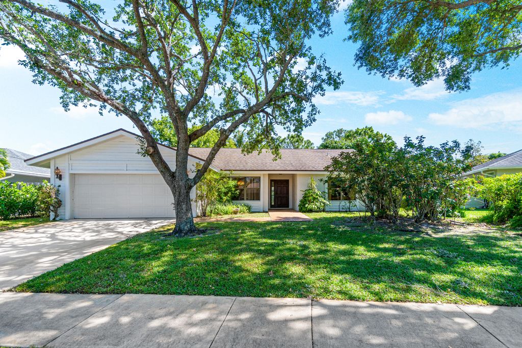Photo of 14111 Tecoma Drive, Wellington, FL 33414 (MLS # R10981378)