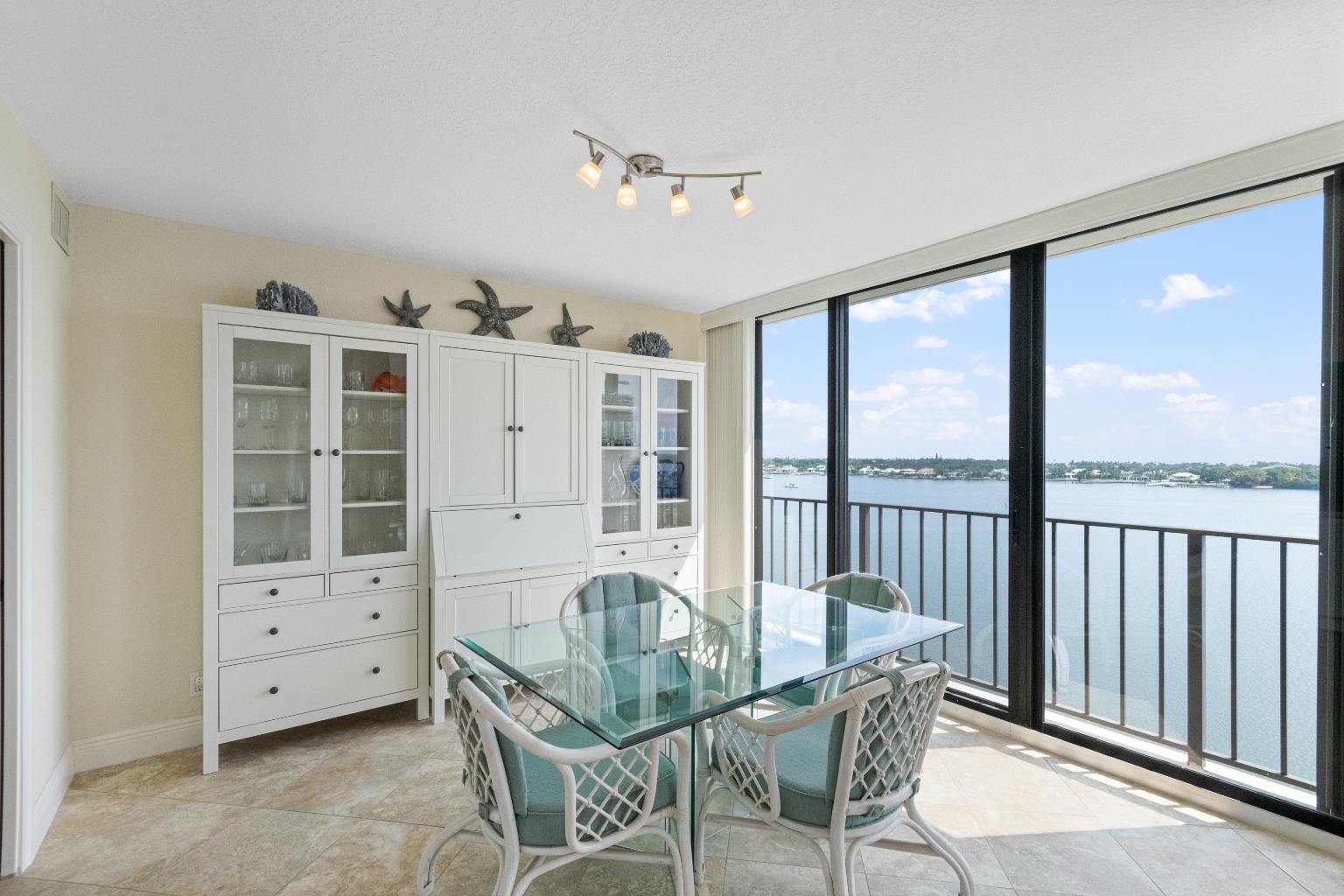 124 Lakeshore Drive 1028