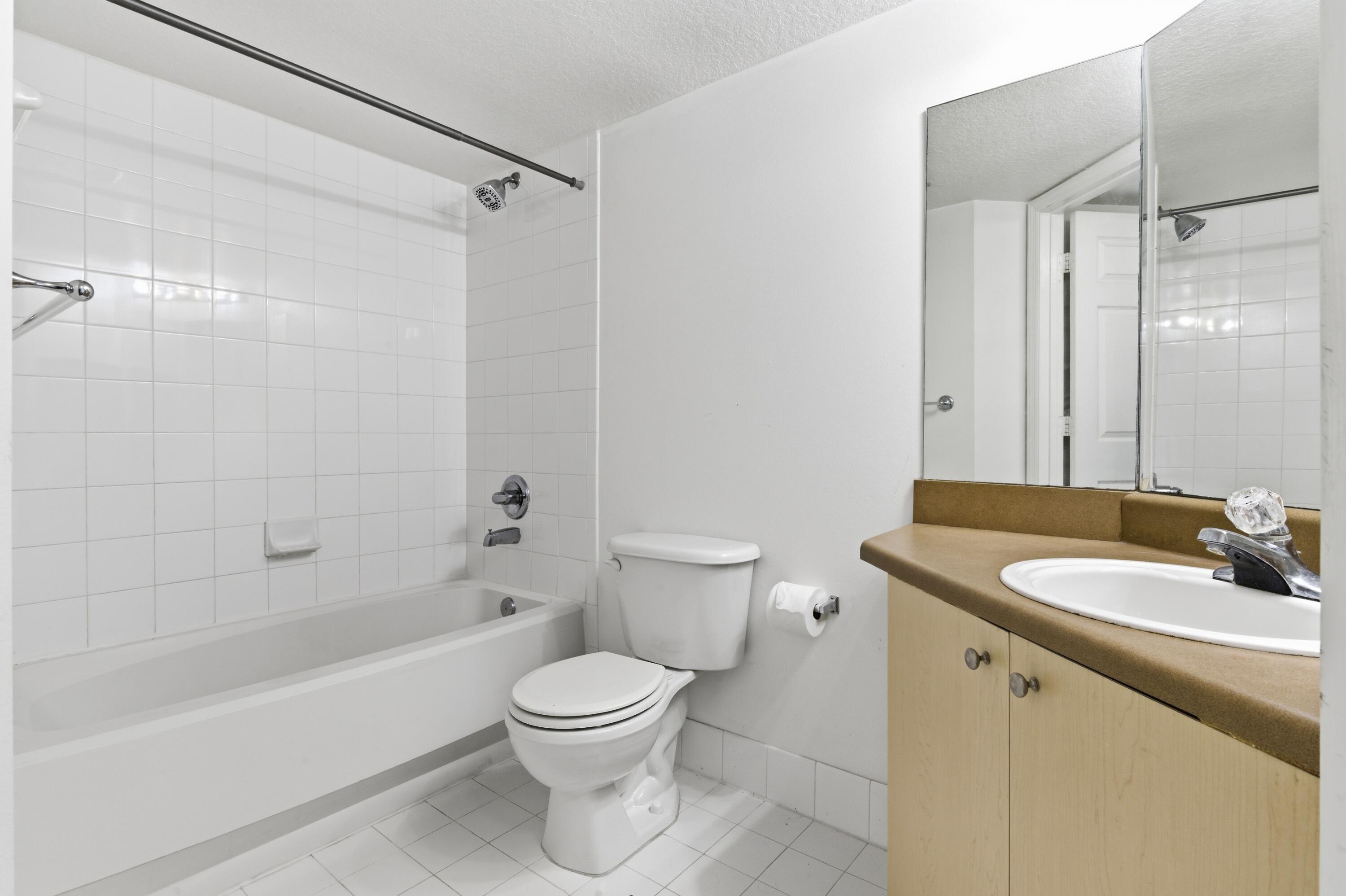 EMERALD ISLE AT LAGUNA LAKES CONDO - Residential