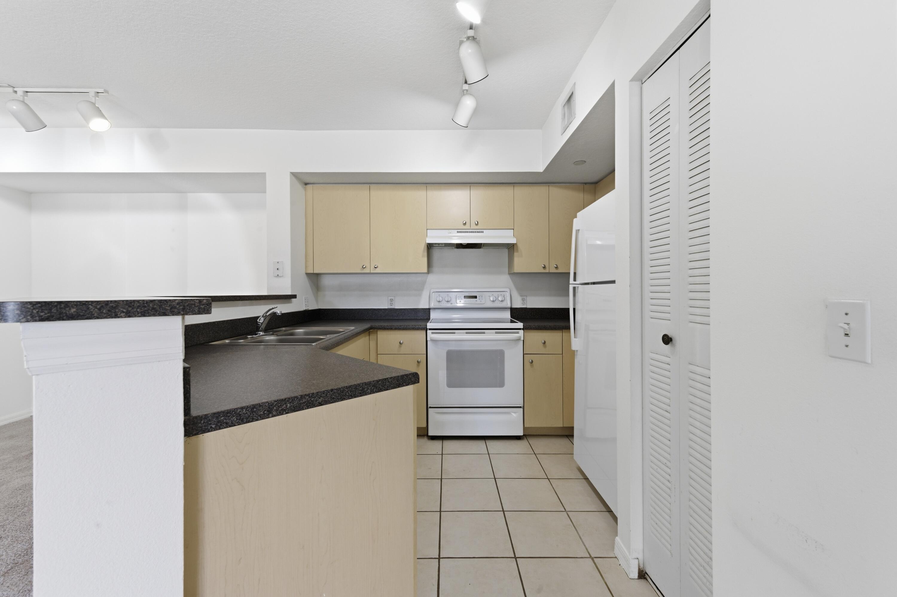 EMERALD ISLE AT LAGUNA LAKES CONDO - Residential